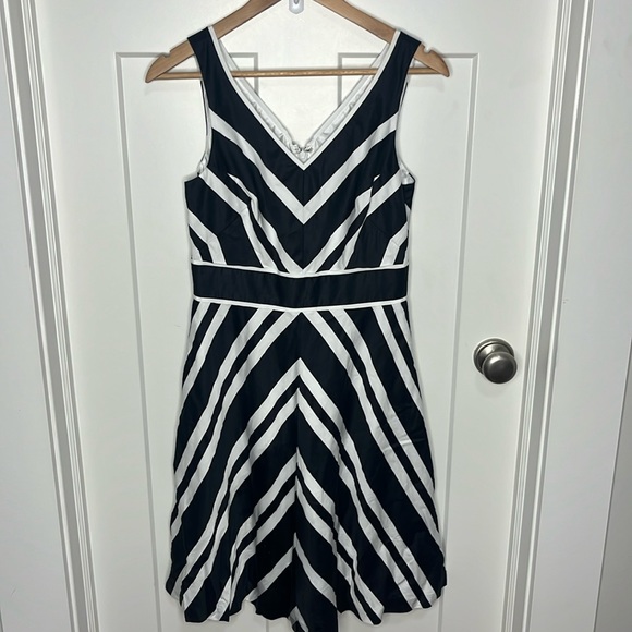 White House black market chevron  striped fit and flare dress size 6 - Picture 2 of 2